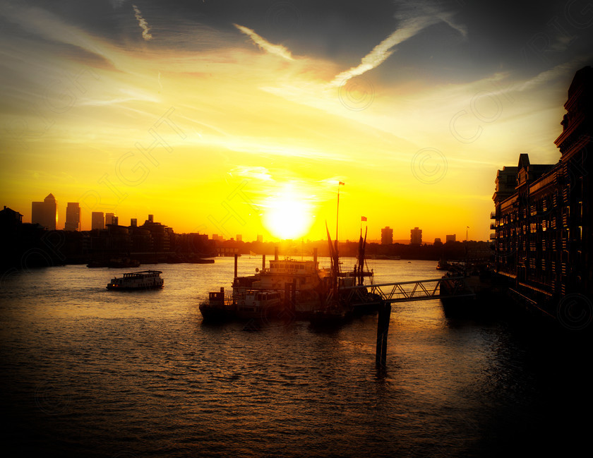 London Sunrise Butlers 0001 
 Library 0043 
 Keywords: london, historic, thames, river, scene, sky, sunset, water