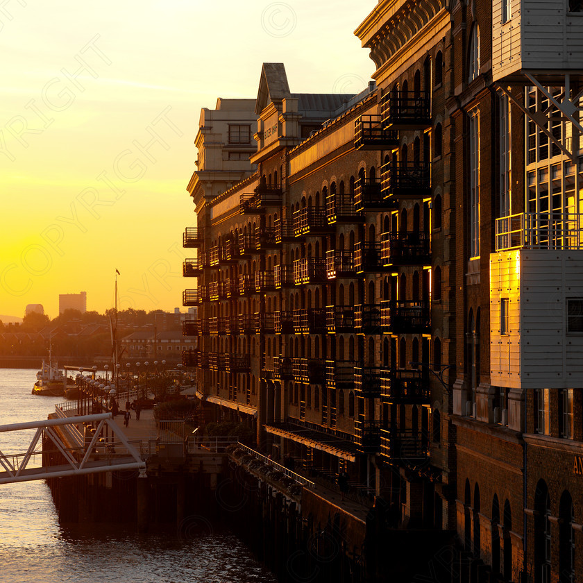 London Butlers Wharf 2 
 Library 0040 
 Keywords: Butlers Wharf, Thames, London, Sunrise