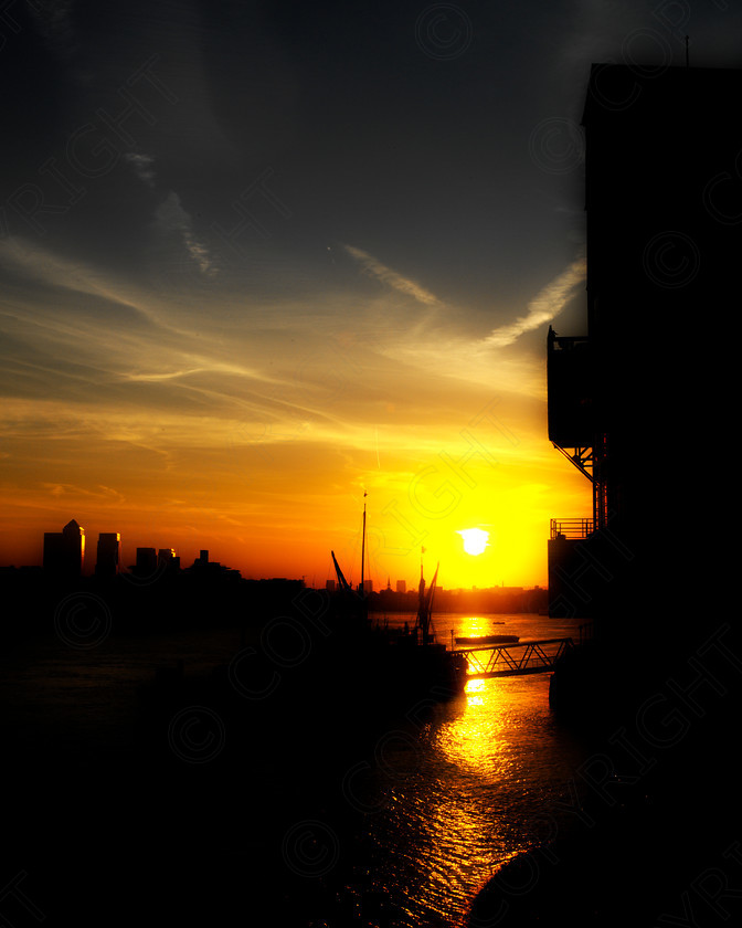 London Sunrise Butlers 0004 
 Library 0051 
 Keywords: london, historic, thames, river, scene, sky, sunset, water