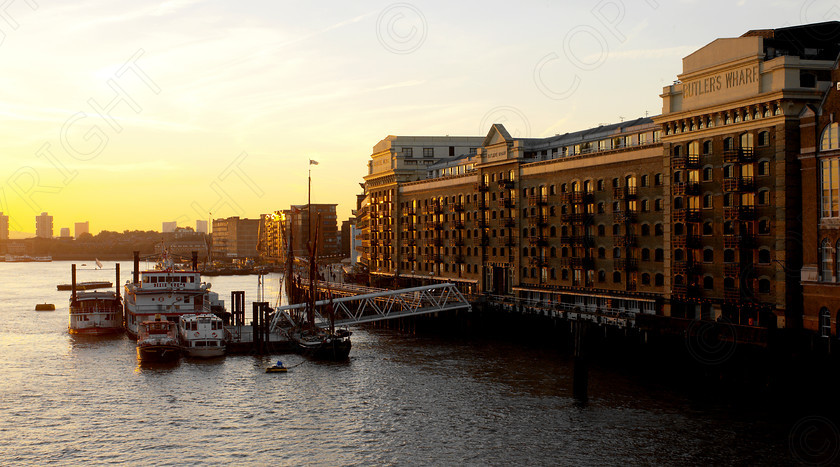 London Butlers Wharf 1 
 Library 0047 
 Keywords: Butlers Wharf, Thames, London, Sunrise